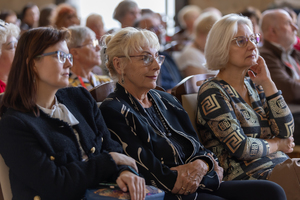 Uczestnicy konferencji siedzący na widowni