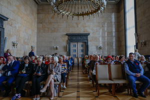 Uczestnicy konferencji siedzący na widowni