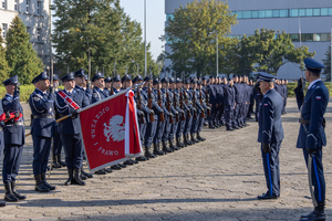 Policjanci Kompanii honorowej oddają honor komendantowi