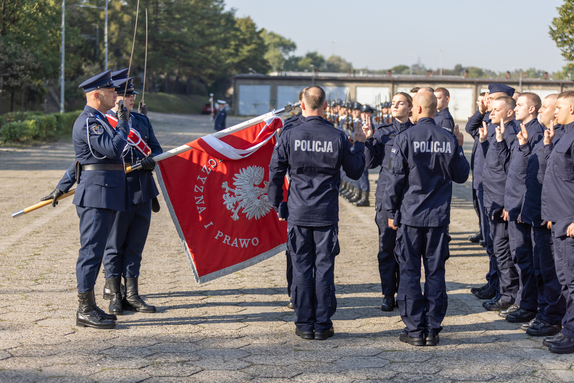 Na zdjęciu policjanci w trakcie ślubowania