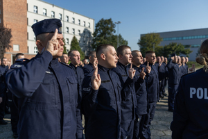 Na zdjęciu policjanci w trakcie ślubowania