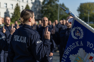 Na zdjęciu policjanci w trakcie ślubowania