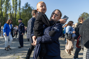 Na zdjęciu policjantka z rodziną