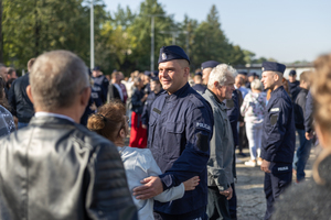 Na zdjęciu policjant z rodziną