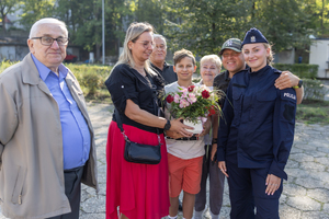 Na zdjęciu policjantka z rodziną