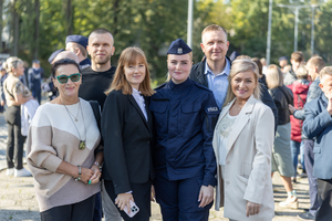 Na zdjęciu policjantka z rodziną