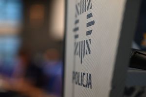 Zbliżenie na baner z logo Policja