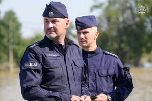 Na zdjęciu widoczni dwaj umundurowani policjanci