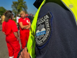 Na zdjęciu widoczni zbliżenie na rękaw munduru w emblematem Samodzielnego Pododdziału Policji w Bielsku-Białej