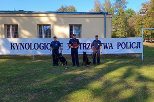 Na zdjęciu policjanci z psami służbowymi