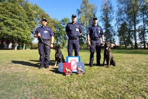 Na zdjęciu policjanci z psami służbowymi