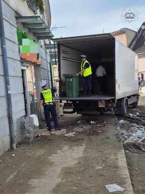 Policjanci pomagają w sprzątaniu po powodzi