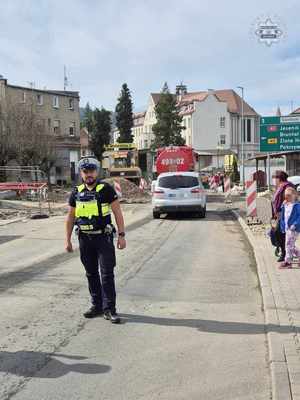 Na zdjęciu umundurowany policjant