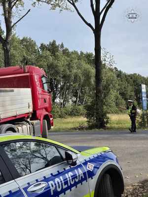 Na zdjęciu umundurowany policjant