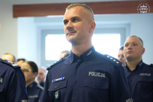 Zbliżenie na umundurowanego policjanta