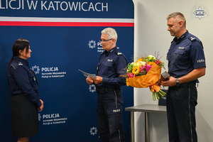 Komendant przemawia do policjantki