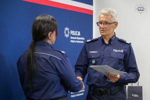 Komendant gratuluje policjantce