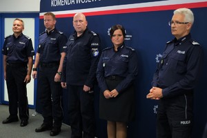 Komendanci wraz z policjantką