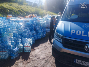 Policjanci pomagają usunąć skutki powodzi