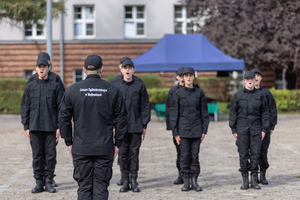 Na zdjęciu klasa mundurowa w trakcie musztry