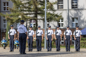 Na zdjęciu klasa mundurowa w trakcie musztry