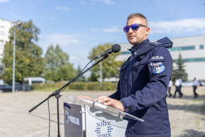 Na zdjęciu umundurowany policjant