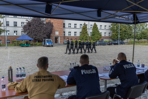 Skład sędziowski podczas musztry klasy mundurowej