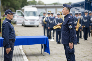 Dowódca uroczystości składa meldunek generałowi