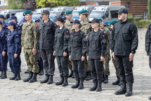 Na zdjęciu uczniowie klasy mundurowej