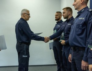 Generał gratuluje policjantowi