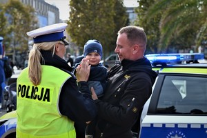 zdjęcie kolorowe przedstawia policjantkę wraz z uczestnikami akcji