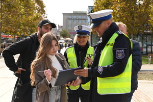 zdjęcie kolorowe przedstawia policjantów wraz z uczestnikami akcji