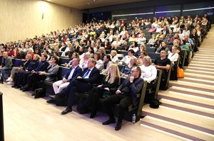 Uczestnicy konferencji siedzący na widowni