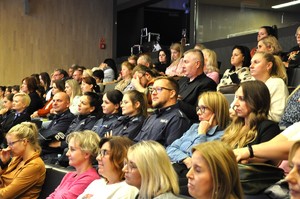 Uczestnicy konferencji siedzący na widowni