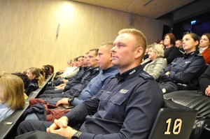 Uczestnicy konferencji siedzący na widowni - na pierwszym planie policjanci