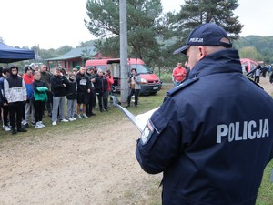 Na zdjęciu lektor w trakcie zapowiadania przebiegu Ogólnopolskich Mistrzostw Policji w XXI Biegu Przełajowym im. Grzegorza Załogi