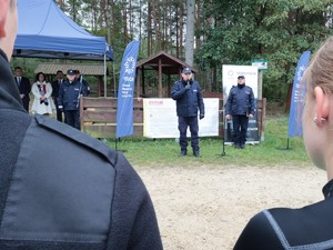 Na zdjęciu widać Naczelnika Wydziału Doboru i Szkolenia w trakcie zabierania głosu. Po jego prawej stronie widać lektora, a po lewej stronie zaproszonych gości.