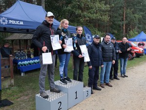 Na zdjęciu laureaci na podium w towarzystwie Naczelnika Wydziału Doboru i Szkolenia KWP w Katowicach oraz gości honorowych.