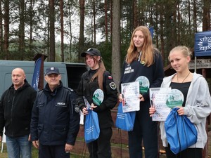 Na zdjęciu laureatki na podium w towarzystwie Naczelnika Wydziału Doboru i Szkolenia KWP oraz Wice przewodniczącego ZW NSZZP województwa śląskiego.