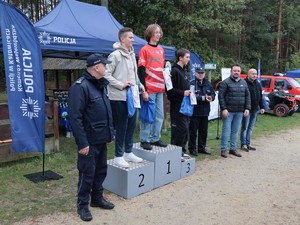 Na zdjęciu laureaci na podium w towarzystwie Naczelnika Wydziału Doboru i Szkolenia KWP w Katowicach oraz gości honorowych.