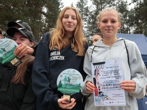 Na zdjęciu laureaci na podium ze statuetkami pamiątkowymi Ogólnopolskich Mistrzostw Policji w XXI Biegu Przełajowym im. Grzegorza Załogi.