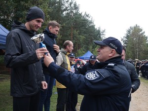 Na zdjęciu Naczelnik Wydziału Doboru i Szkolenia KWP w Katowicach oraz goście honorowi w trakcie wręczania pucharów laureatom w męskiej kategorii biegu.