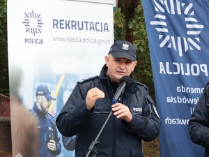 Na zdjęciu Naczelnik Wydziału Doboru i Szkolenia KWP w Katowicach w trakcie zabierania głosu podczas Ogólnopolskich Mistrzostw Policji w XXI Biegu Przełajowym im. Grzegorza Załogi.