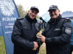 Pamiątkowe zdjęcie Naczelnika Wydziału Doboru i Szkolenia KWP w Katowicach oraz policjanta z Wydziału Gabinet Komendanta Wojewódzkiego Policji w Katowicach.