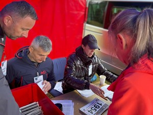 Na zdjęciu przedstawiciele Wydziału Doboru i Szkolenia w trakcie weryfikacji uczestników w biurze zawodów.