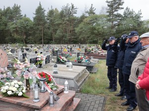 Na zdjęciu Pan Henryk Załoga oraz Naczelnik Wydziału Doboru i Szkolenia KWP w Katowicach w towarzystwie Komendantów z Będzina i Zawiercia w trakcie oddawania honoru przed grobem śp. sierż. Grzegorza Załogi.