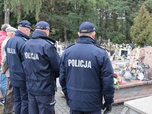 Na zdjęciu Naczelnik Wydziału Doboru i Szkolenia KWP w Katowicach w towarzystwie Komendantów z Będzina i Zawiercia oraz Pana Henryka Załogi przez grobem śp. sierż. Grzegorza Załogi.