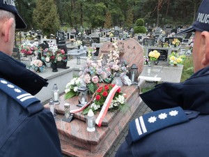 Zbliżenie na pagony inspektorów Policji przed grobem śp. sierż. Grzegorza Załogi.