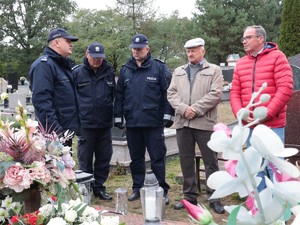 Na zdjęciu Naczelnik Wydziału Doboru i Szkolenia KWP w Katowicach oraz Komendanci z Będzina i Zawiercia w trakcie rozmowy z Panem Henrykiem Załogą i jego rodziną.