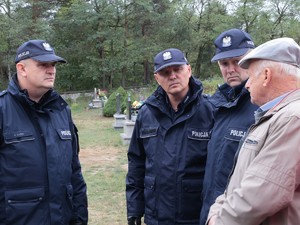 Na zdjęciu Pan Henryk Załoga oraz Naczelnik Wydziału Doboru i Szkolenia KWP w Katowicach w towarzystwie Komendantów z Będzina i Zawiercia w trakcie rozmowy.